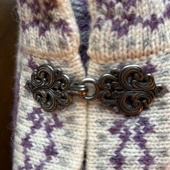 Beautiful 100% Wool Sweater - Picture 7 of 16